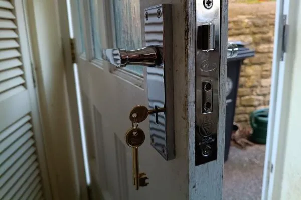 BS3621 mortice sashlock fitted to a wooden entrance door
