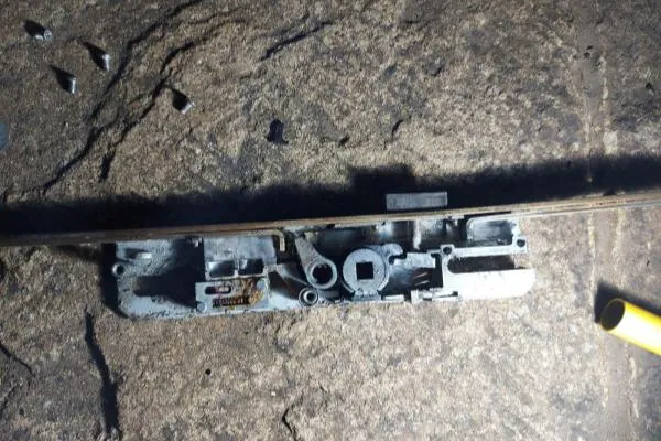 Multipoint locking mechanism opened for gearbox and internal lock repair