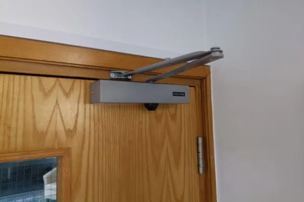 Commercial door closer fitted to a timber door