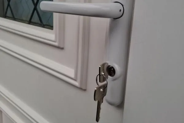 New door lock fitted to a uPVC entrance door in Finedon